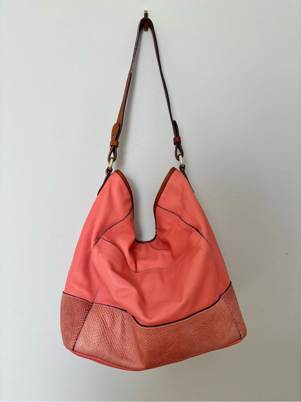 Isaac Mizrahi 00s 2010s Coral Salmon Pink Leather Slouchy Hobo Bag Snakeskin